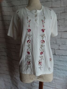 Embroidered White Short-Sleeve Floral Tee